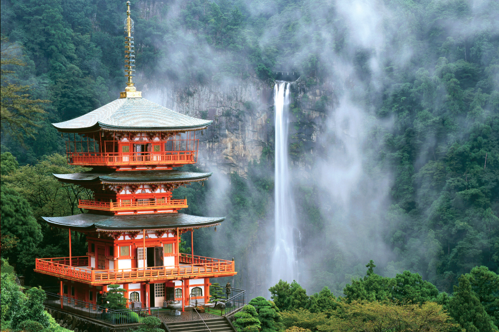 Nachi Falls and the three-storey pagoda in Kumano